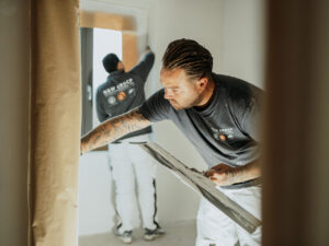 Vakspecialist N&W Groep aan het stucen